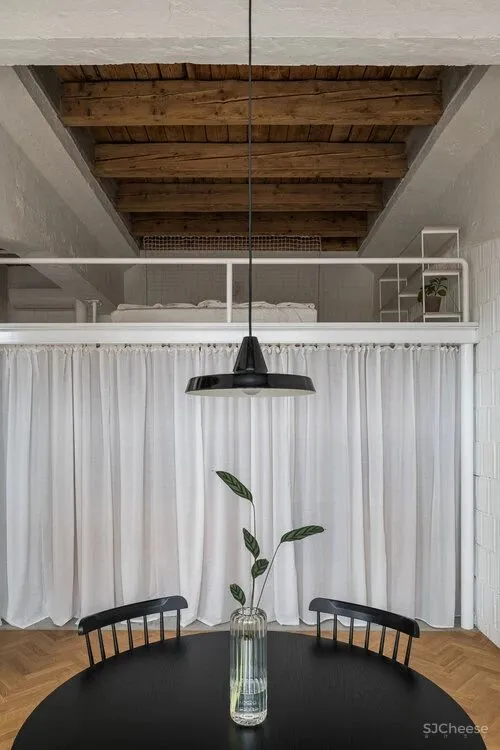 这座由仓库改建的住宅,完美的平衡了新与旧,并将空间充分利用