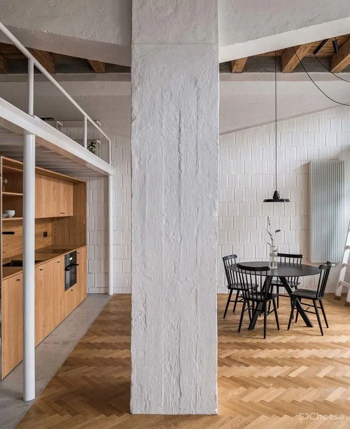 这座由仓库改建的住宅,完美的平衡了新与旧,并将空间充分利用