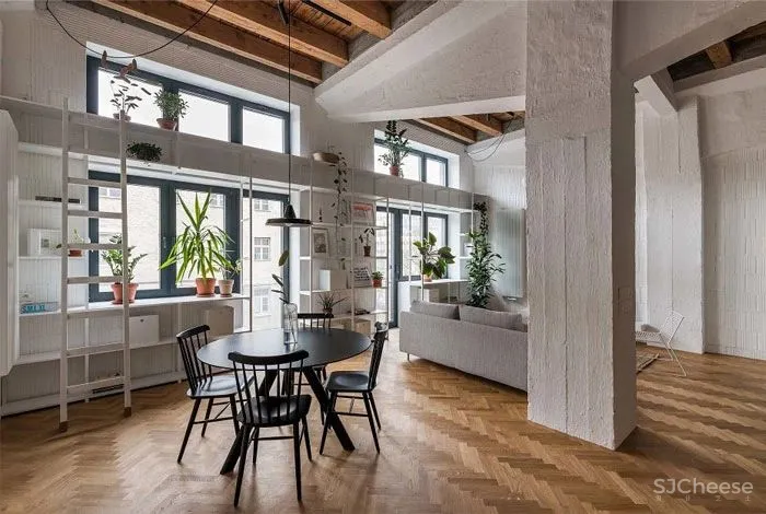 这座由仓库改建的住宅,完美的平衡了新与旧,并将空间充分利用