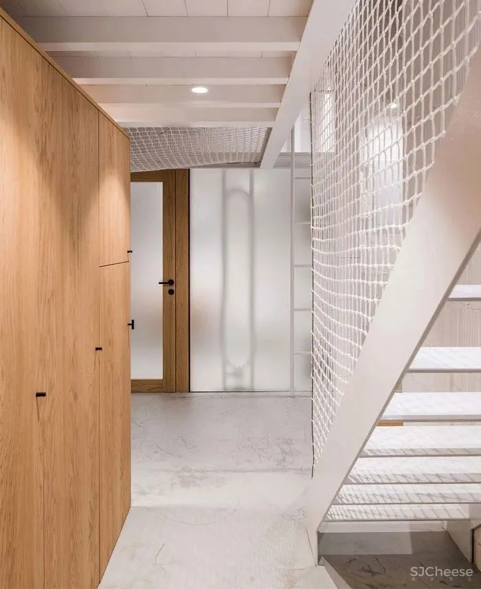 这座由仓库改建的住宅,完美的平衡了新与旧,并将空间充分利用