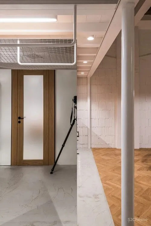 这座由仓库改建的住宅,完美的平衡了新与旧,并将空间充分利用