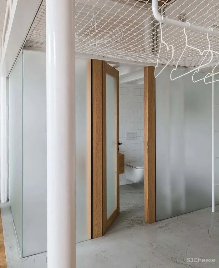 这座由仓库改建的住宅,完美的平衡了新与旧,并将空间充分利用