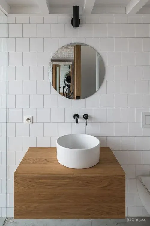 这座由仓库改建的住宅,完美的平衡了新与旧,并将空间充分利用