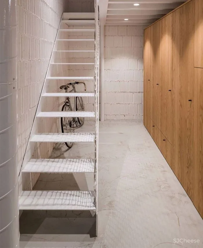 这座由仓库改建的住宅,完美的平衡了新与旧,并将空间充分利用