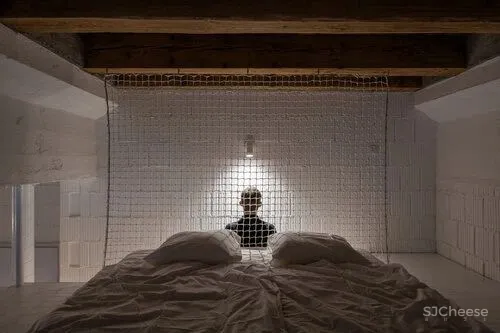 这座由仓库改建的住宅,完美的平衡了新与旧,并将空间充分利用