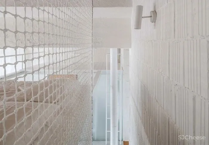 这座由仓库改建的住宅,完美的平衡了新与旧,并将空间充分利用