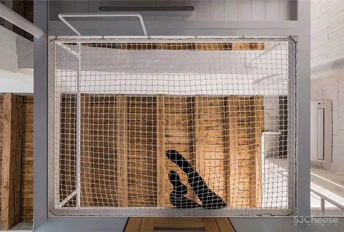 这座由仓库改建的住宅,完美的平衡了新与旧,并将空间充分利用