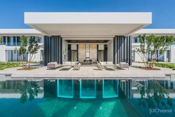 现在都用游泳池当背景墙