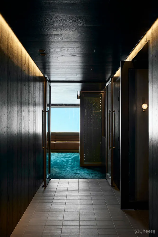 现在都用游泳池当背景墙