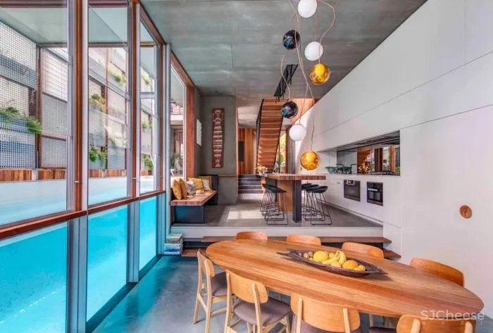 现在都用游泳池当背景墙