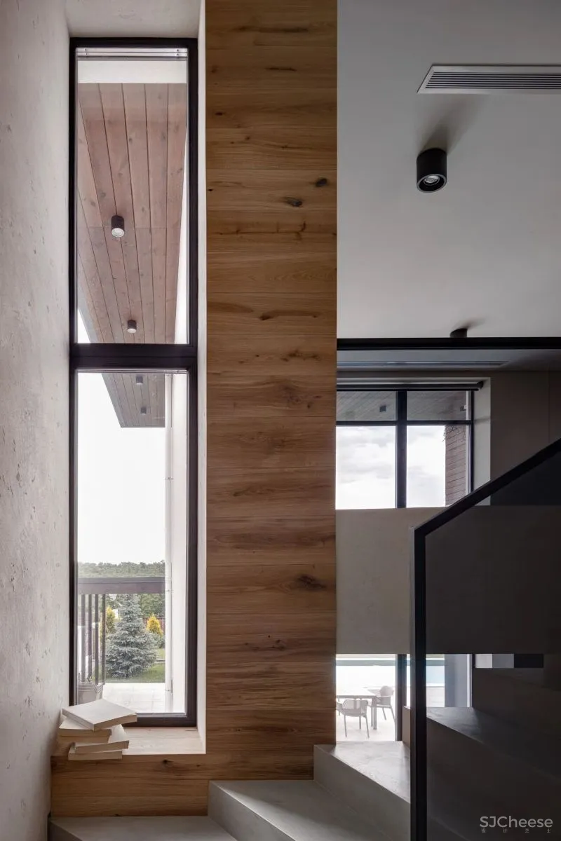 温暖舒适的两层Forest居所，有一只大猫在暗中观察