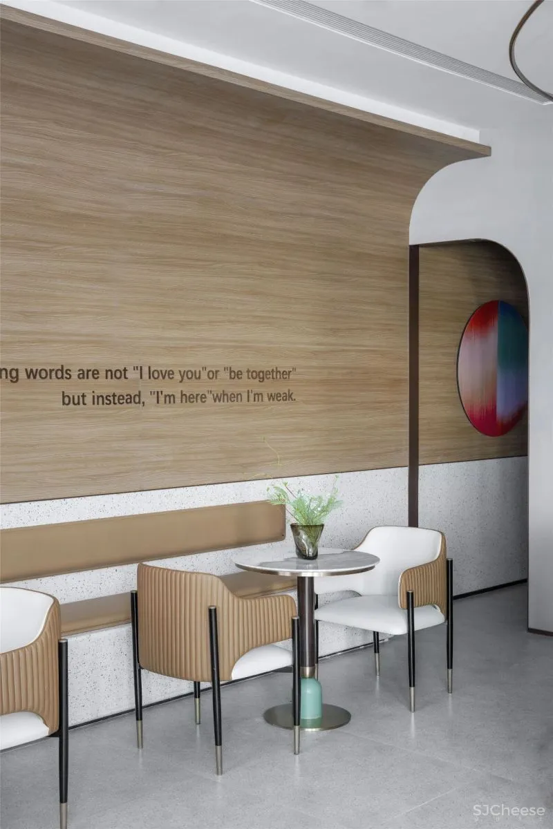 旭辉 x S.U.N 这个咖啡吧看起来不错，等等、他们好像还卖房子