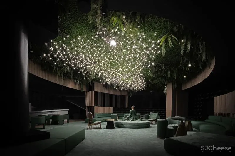 关联以空间的「解构性」和「抽象性」 构序「超现实的界面」