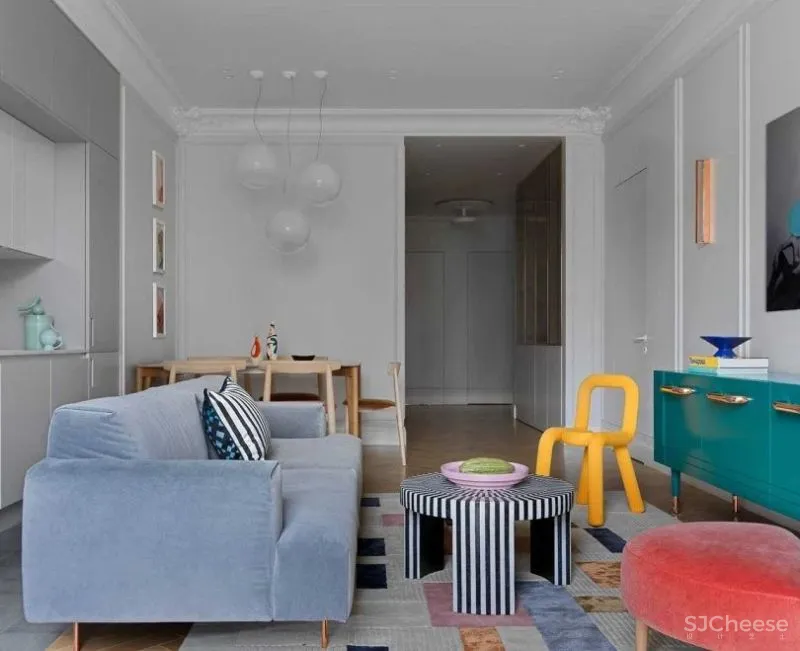 这个家的色彩真是又多又有趣，并巧妙的融入了法式的浪漫中