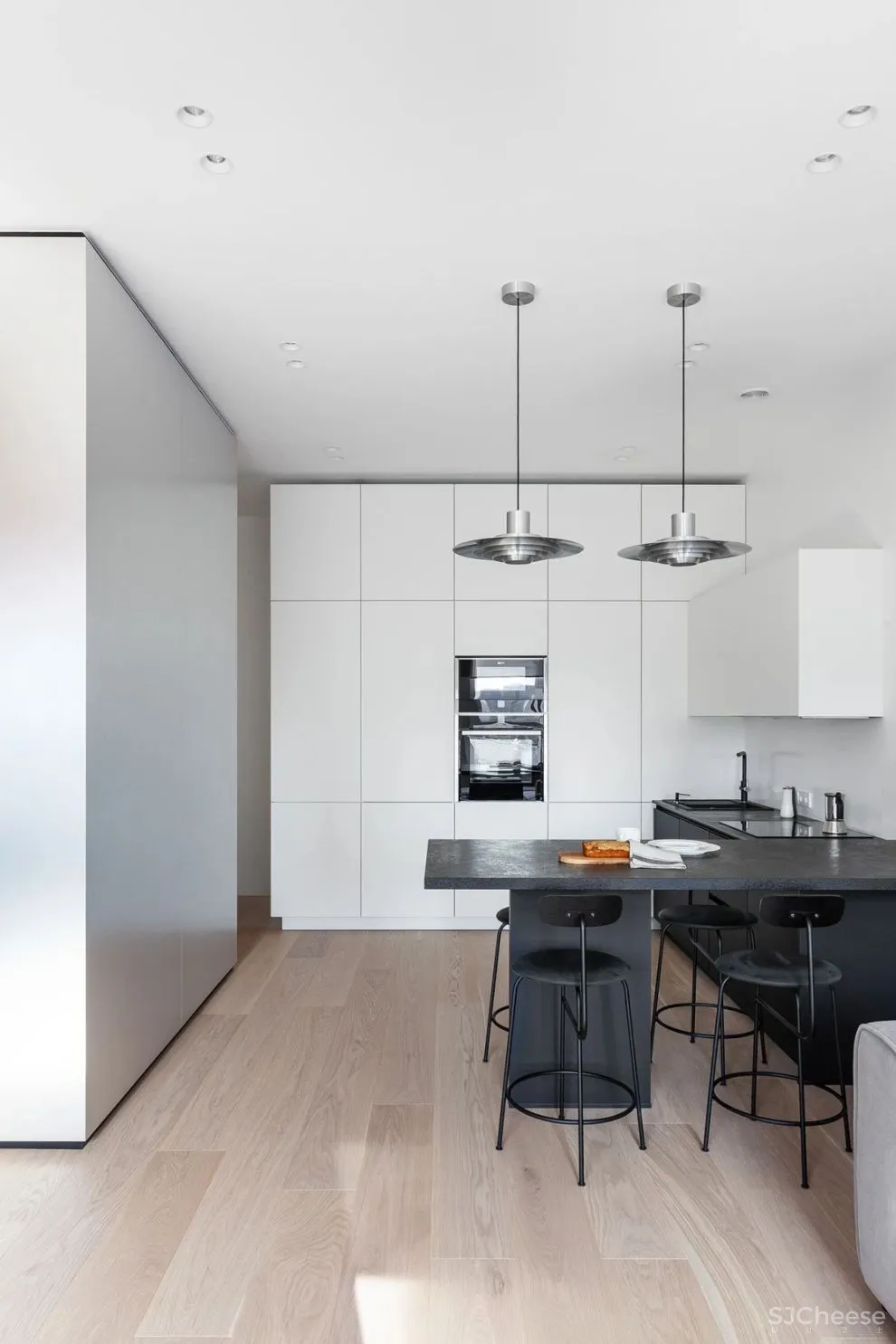 家里的储藏间变身美剧场景，这样的设计太有创意了！