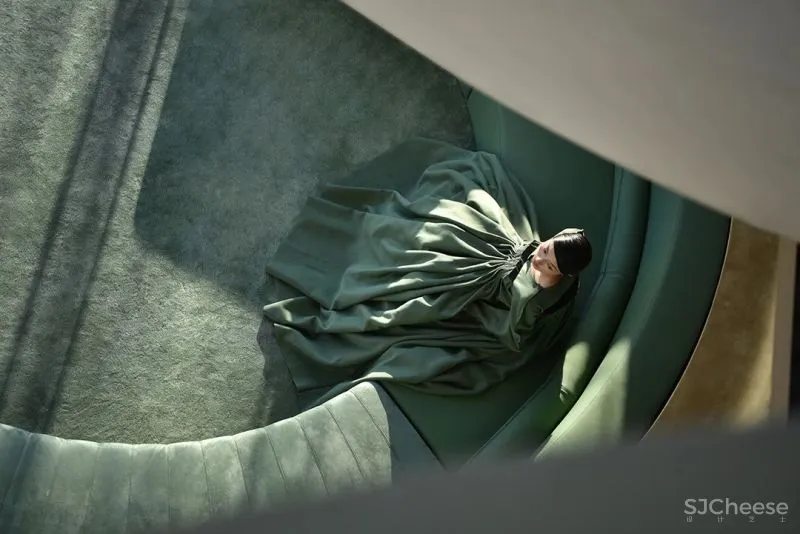 关联以空间的「解构性」和「抽象性」 构序「超现实的界面」