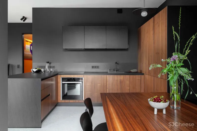 100㎡ 两室一厅，黑色墙面这样使用一点都不沉闷