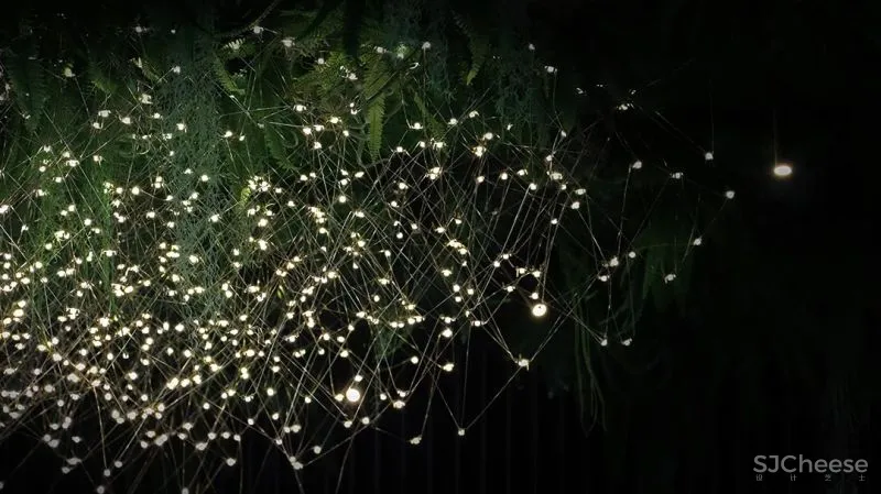 关联以空间的「解构性」和「抽象性」 构序「超现实的界面」