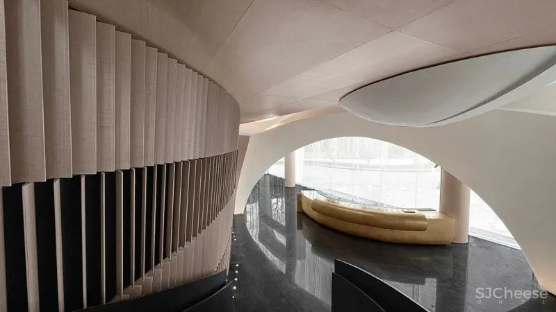 关联以空间的「解构性」和「抽象性」 构序「超现实的界面」