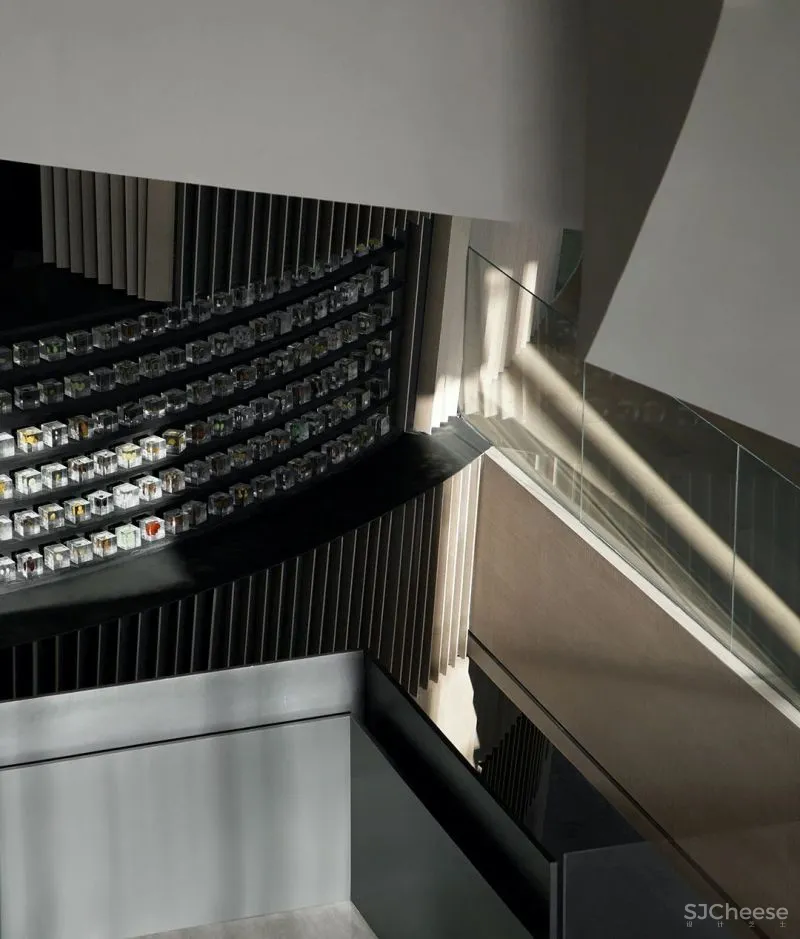 关联以空间的「解构性」和「抽象性」 构序「超现实的界面」