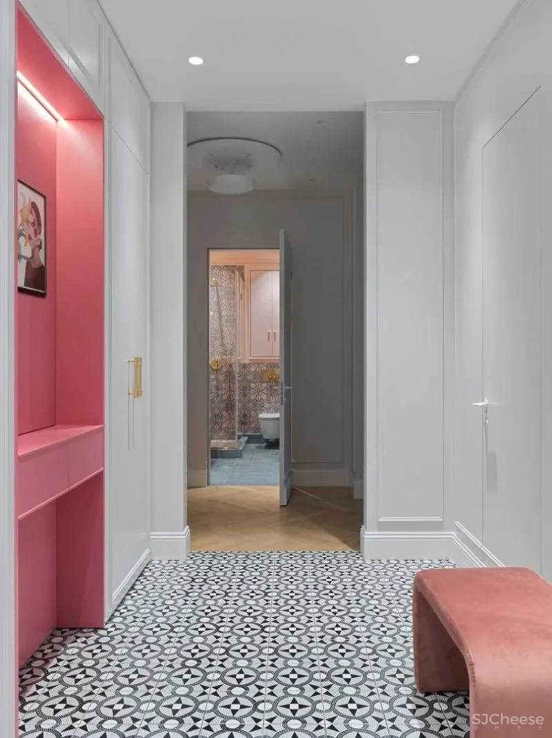 这个家的色彩真是又多又有趣，并巧妙的融入了法式的浪漫中