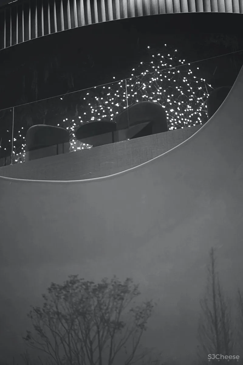 关联以空间的「解构性」和「抽象性」 构序「超现实的界面」