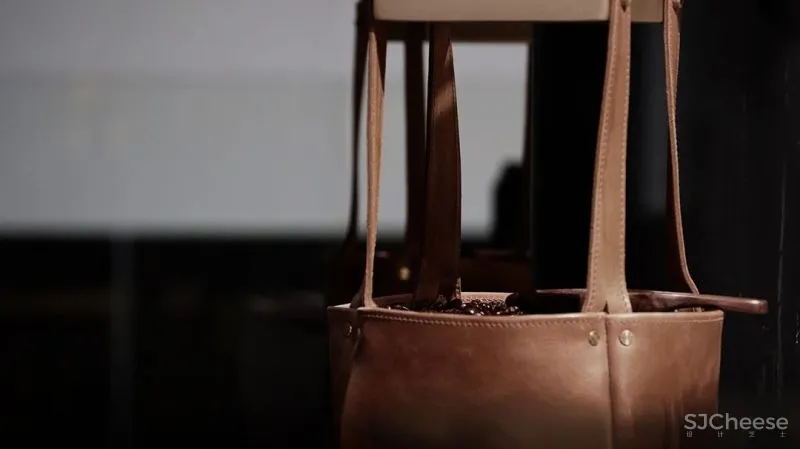 关联以空间的「解构性」和「抽象性」 构序「超现实的界面」