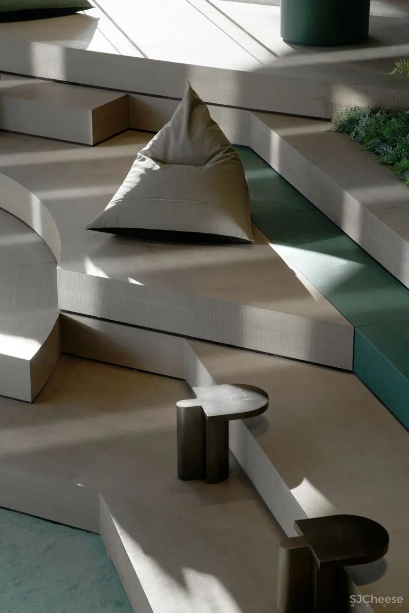 关联以空间的「解构性」和「抽象性」 构序「超现实的界面」