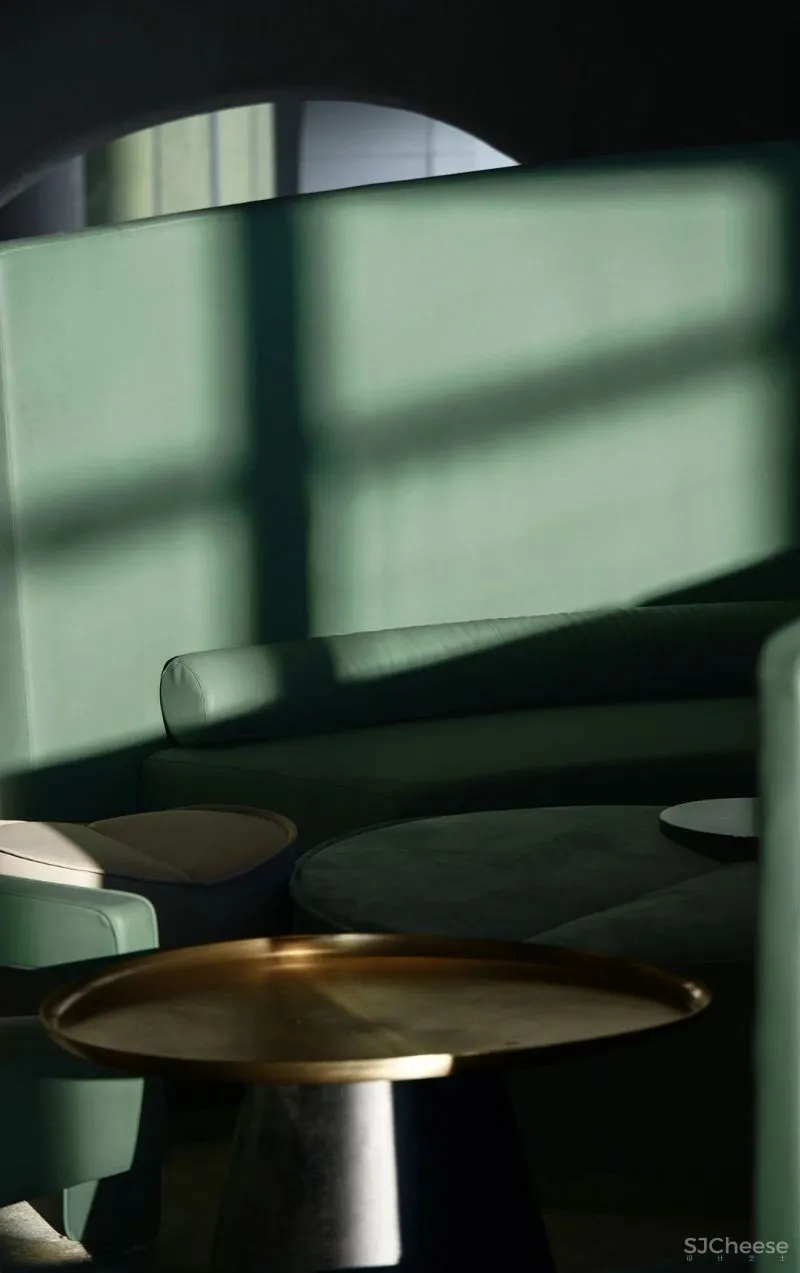 关联以空间的「解构性」和「抽象性」 构序「超现实的界面」