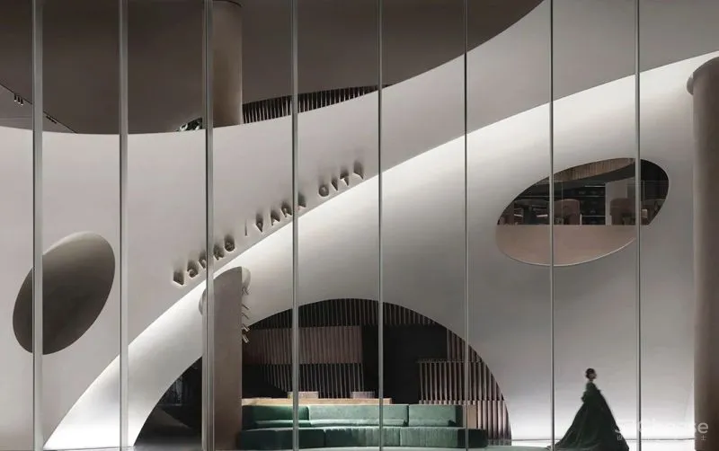 关联以空间的「解构性」和「抽象性」 构序「超现实的界面」