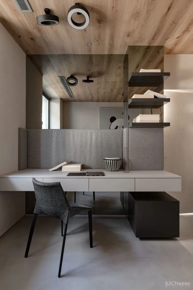 温暖舒适的两层Forest居所，有一只大猫在暗中观察