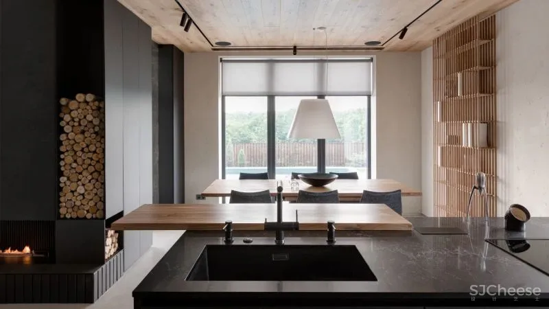 温暖舒适的两层Forest居所，有一只大猫在暗中观察