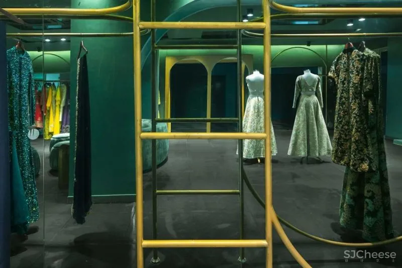 印度新德里的一家服装店，设计怎么样？