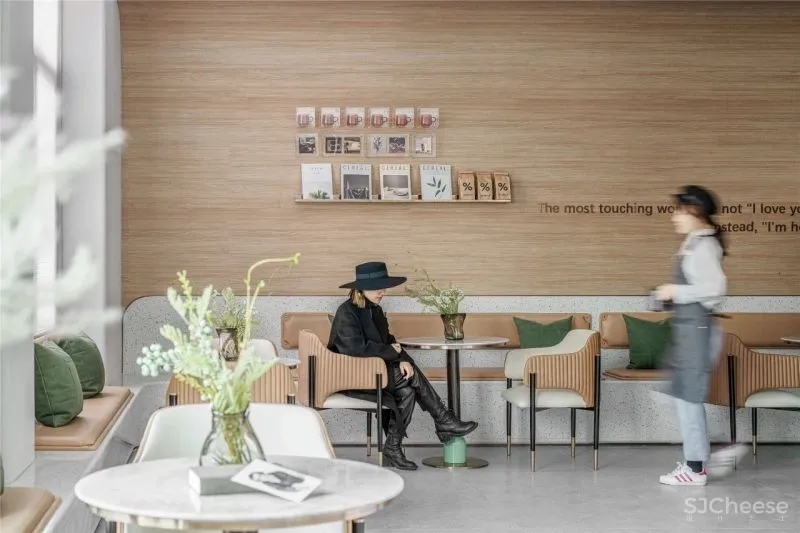 旭辉 x S.U.N 这个咖啡吧看起来不错，等等、他们好像还卖房子