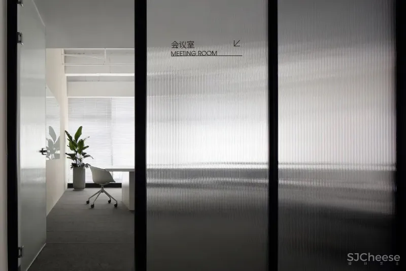 极简办公空间充满格调 尺度之下的自由