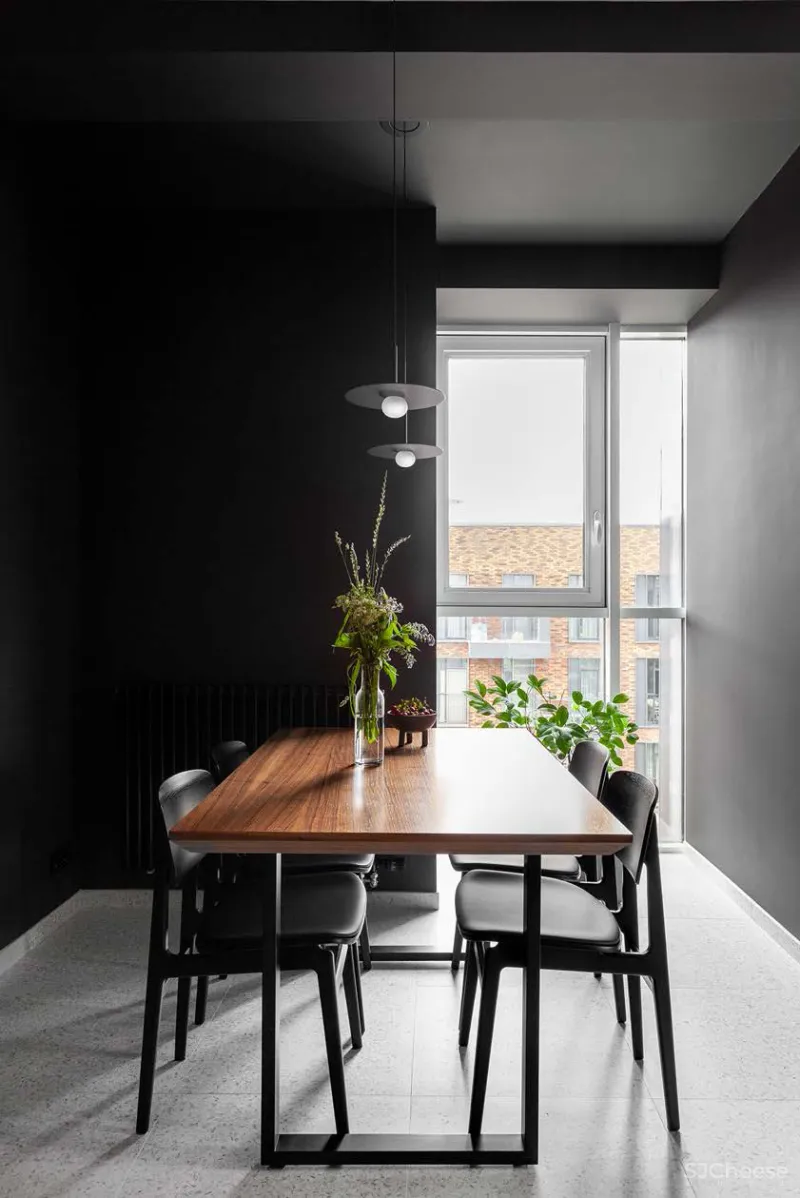 100㎡ 两室一厅，黑色墙面这样使用一点都不沉闷