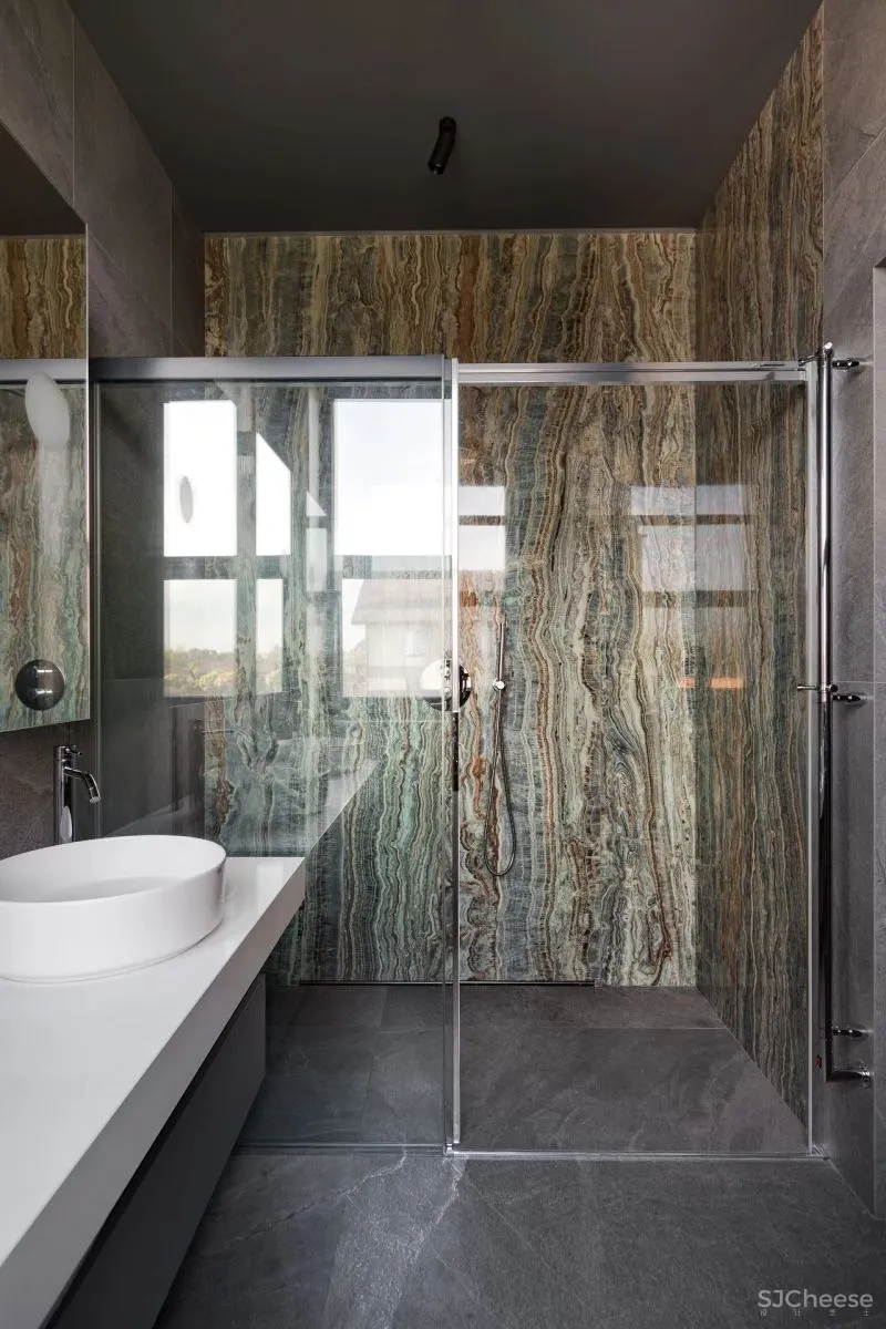 温暖舒适的两层Forest居所，有一只大猫在暗中观察