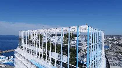 因追求完美，赔偿甲方13.6亿！这位“变态”建筑师，在岩石中凿了个酒店！