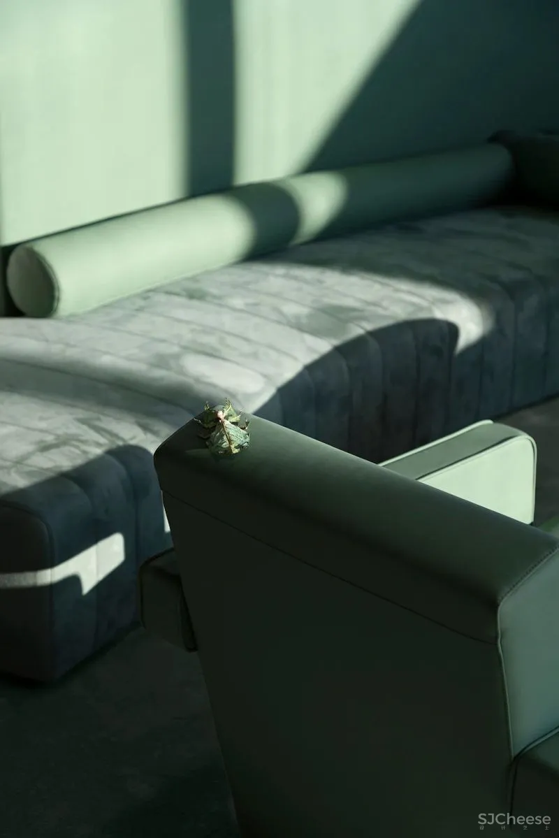 关联以空间的「解构性」和「抽象性」 构序「超现实的界面」