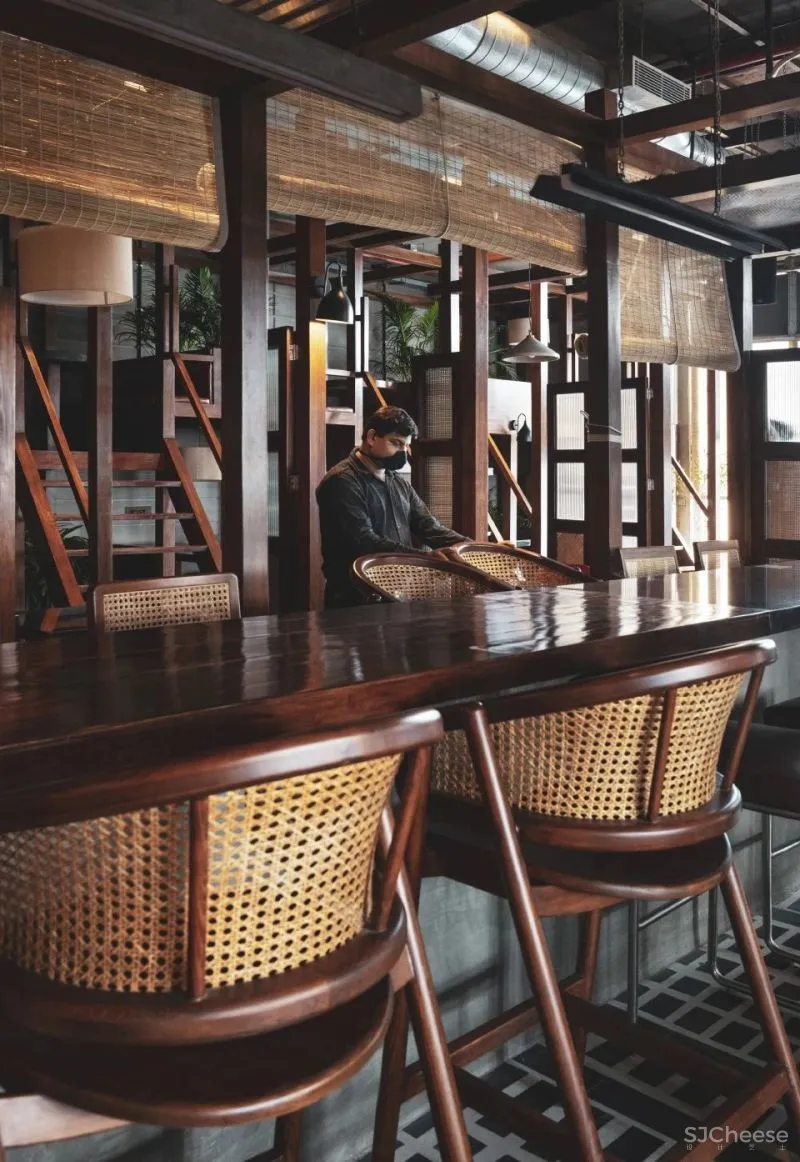 印度首家应对疫情的餐厅出现！乡村但实用，网友：“连魔幻的邻国都不敢草率了！”