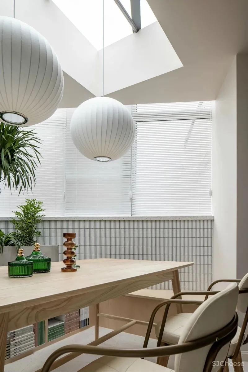 “书迷”教师夫妻的复古家,客厅卧室打通,餐厅放阳台,90㎡显大3倍!美呆!