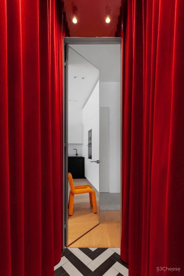 家里的储藏间变身美剧场景，这样的设计太有创意了！