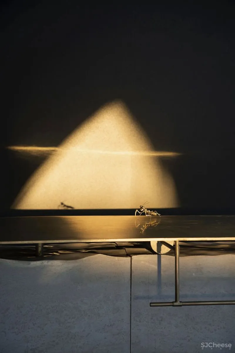 关联以空间的「解构性」和「抽象性」 构序「超现实的界面」