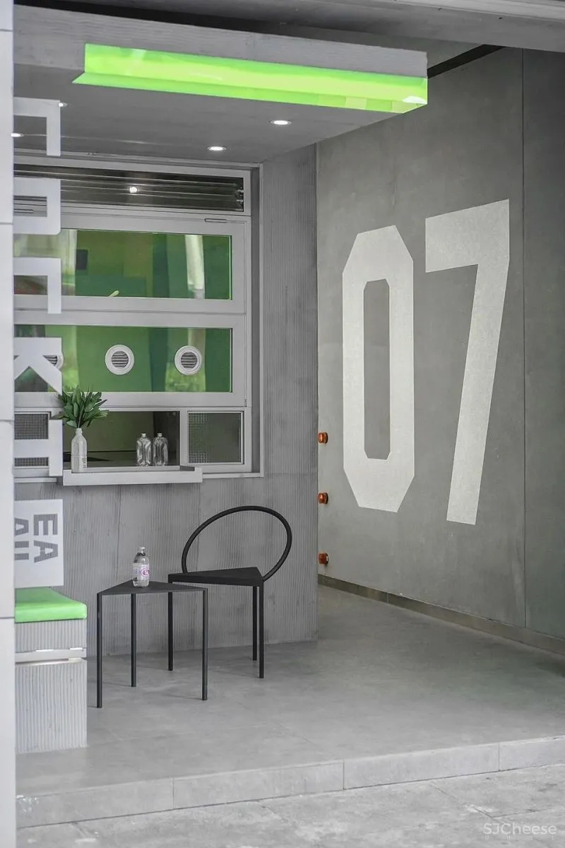 小空间内的未来聚集地 onnnnnne more酒吧