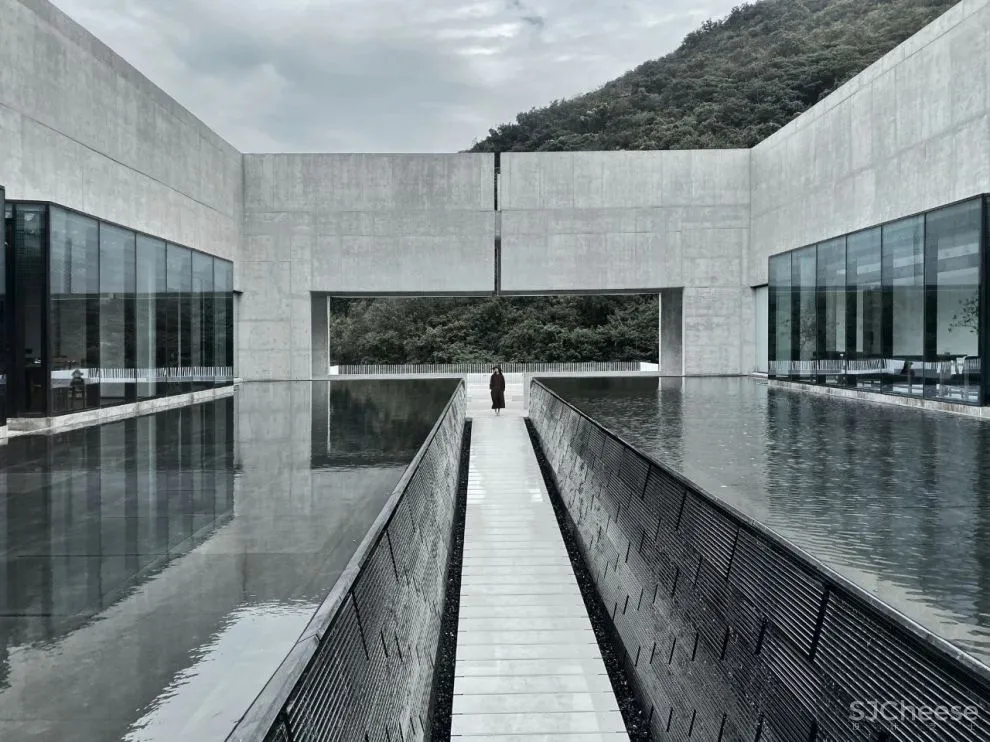 汤山云夕博物纪—矿坑石料雕琢的美学空间,是酒店也是美术馆