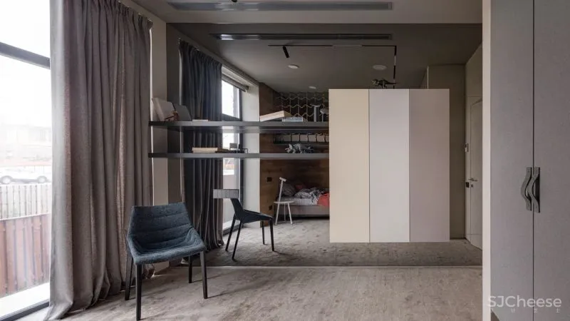 温暖舒适的两层Forest居所，有一只大猫在暗中观察