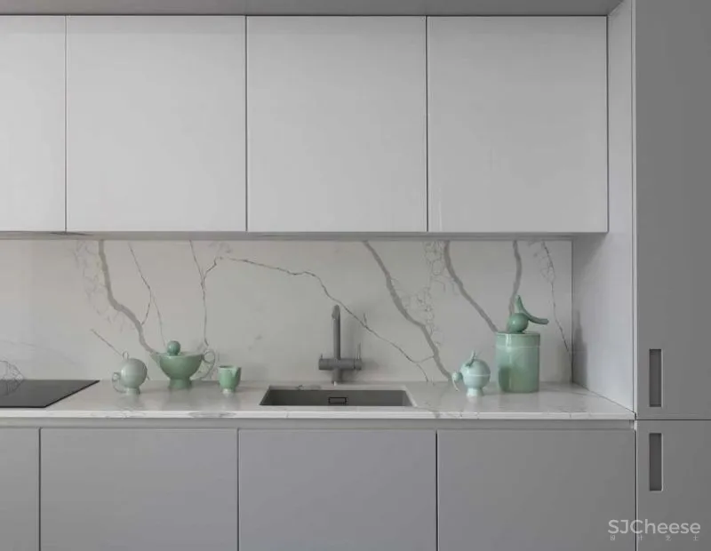 这个家的色彩真是又多又有趣，并巧妙的融入了法式的浪漫中