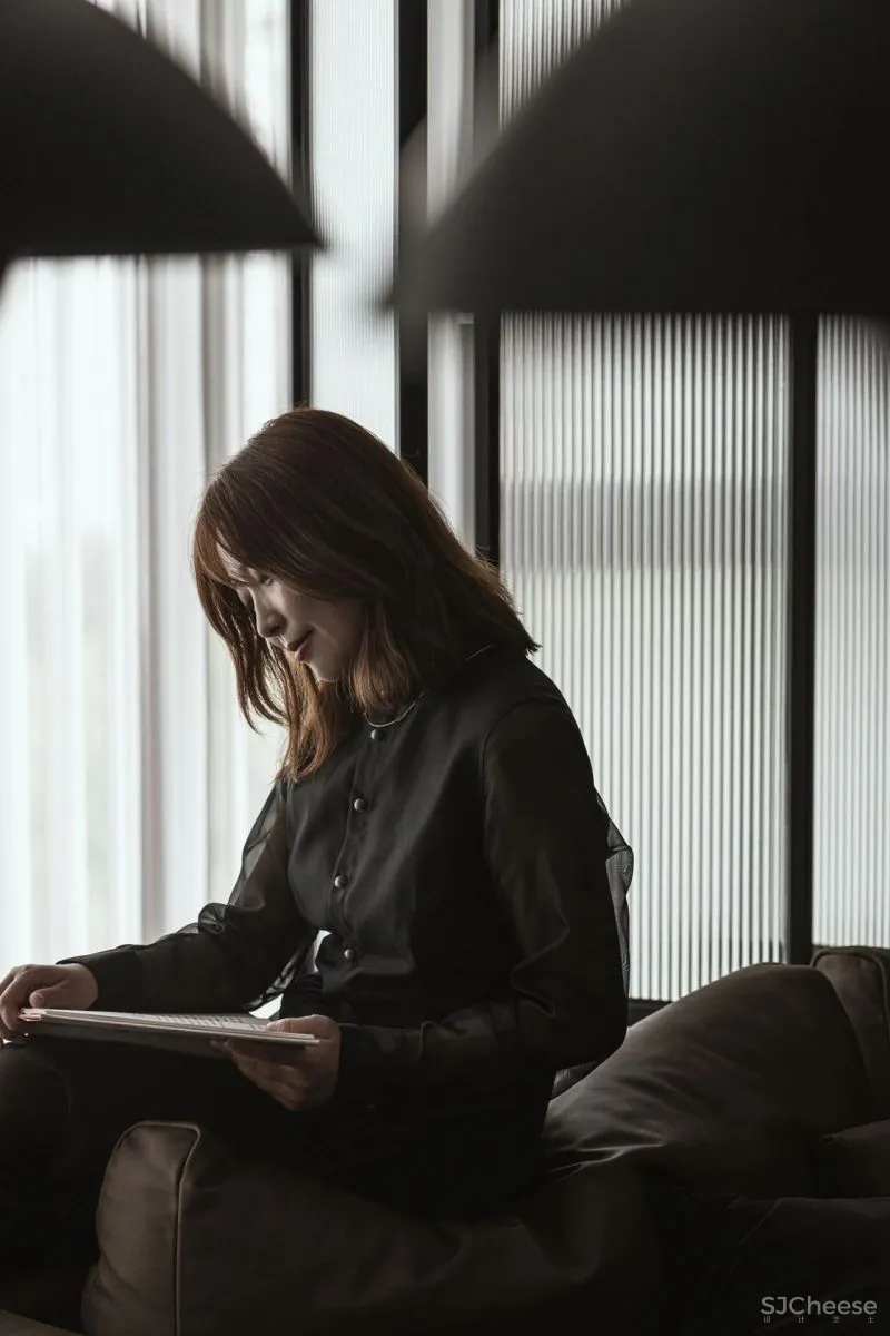 135㎡简约风,巧用大地色系,她家优雅又耐看!