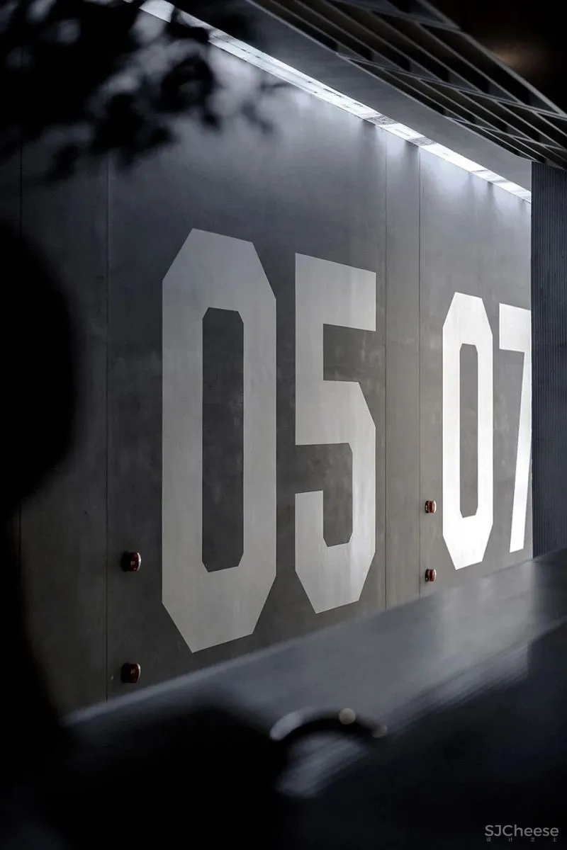 小空间内的未来聚集地 onnnnnne more酒吧