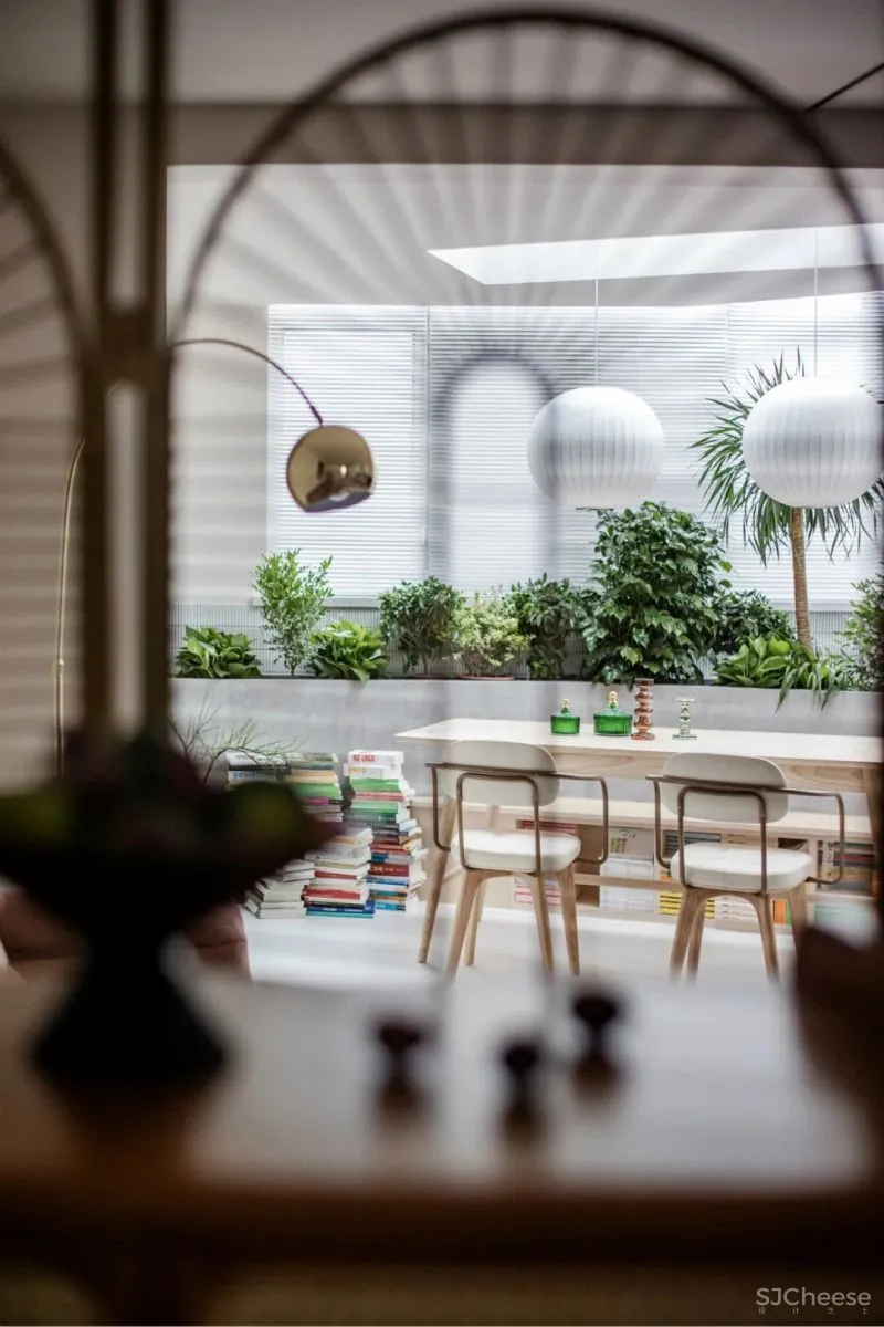 “书迷”教师夫妻的复古家,客厅卧室打通,餐厅放阳台,90㎡显大3倍!美呆!